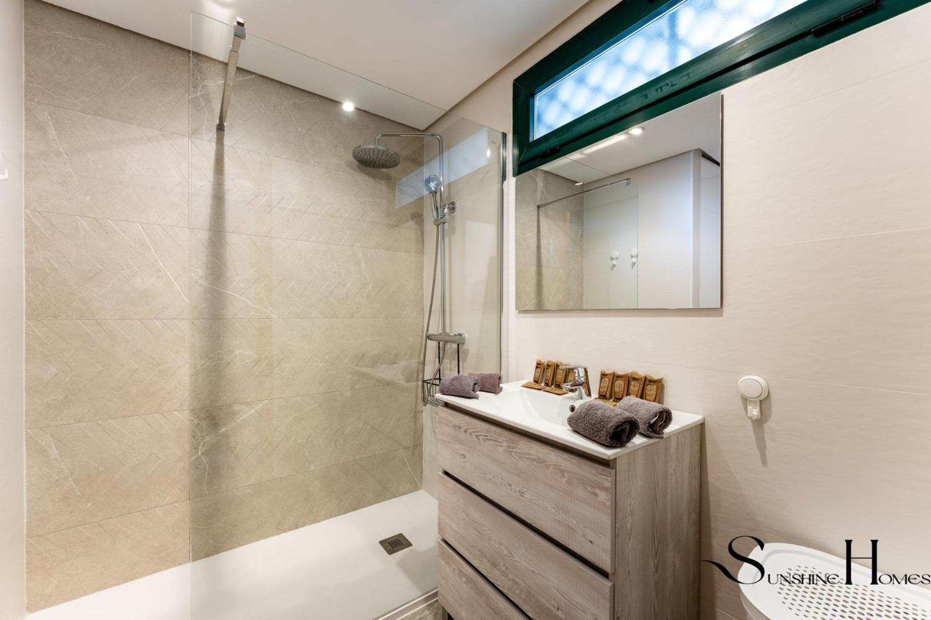 Poolside 2 Bedroom Retreat *