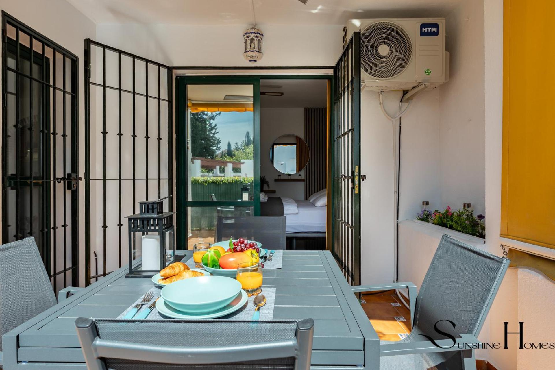 Poolside 2 Bedroom Retreat *
