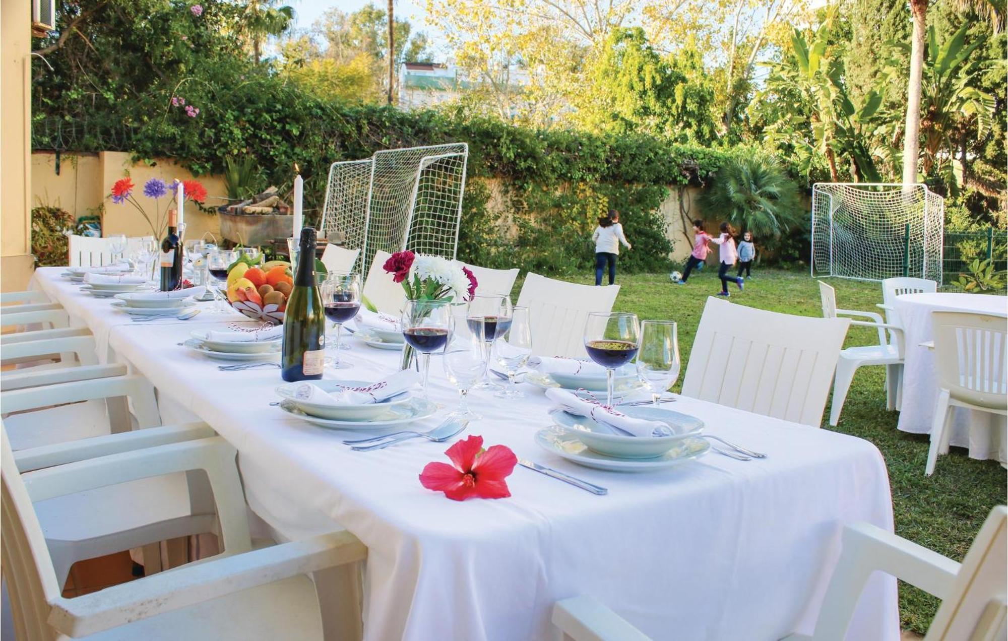 Amazing In Benalmdena With 7 Bedrooms, Wifi&outdoor Swimming Pool Benalmádena