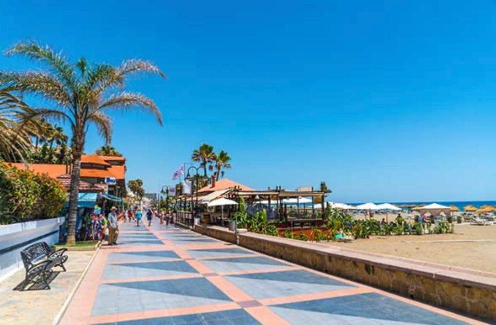Stunning In With Amazing Views, Pool And Large Gym