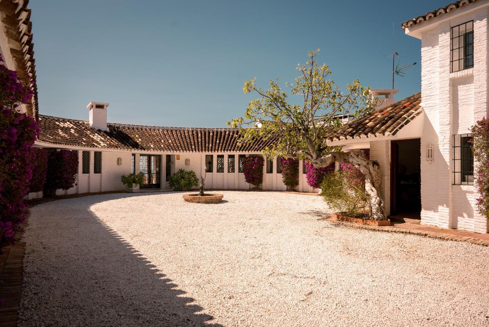 7,000 Sqm Luxurious With Panoramic Sea Views Multiple Gardens & Two Pools Villa *
