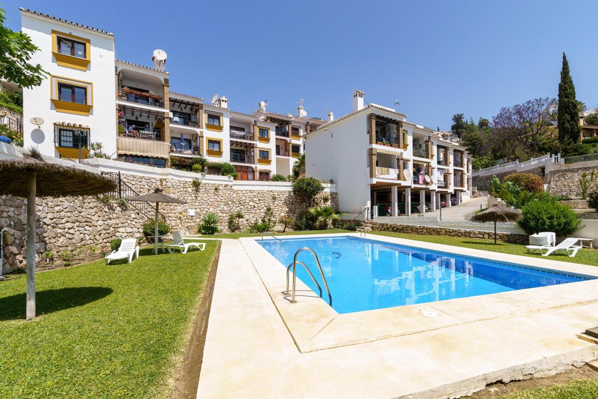 Sunny Tranquility With Pool - Happy Apartment