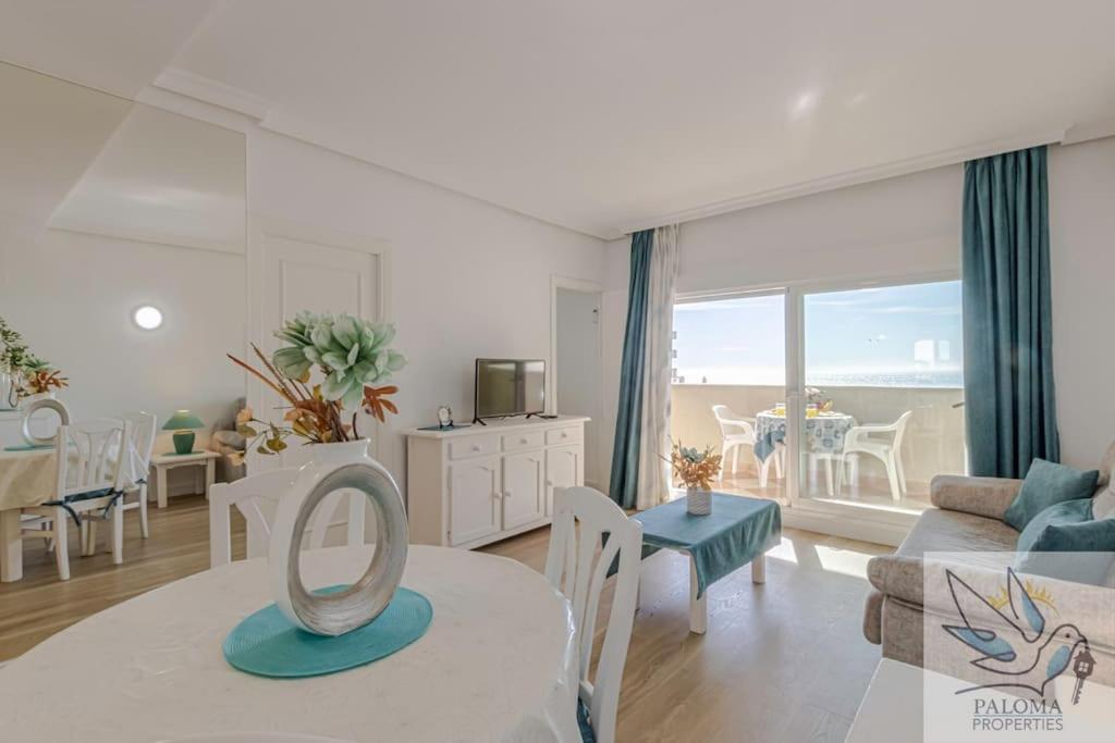 Apartment Bright 2 Bdr, With Sea Views, Benalbeach *