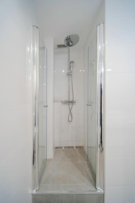 2 Bed Apartment, Big Terrace, Pool, Views + Beach! Appartement Benalmádena