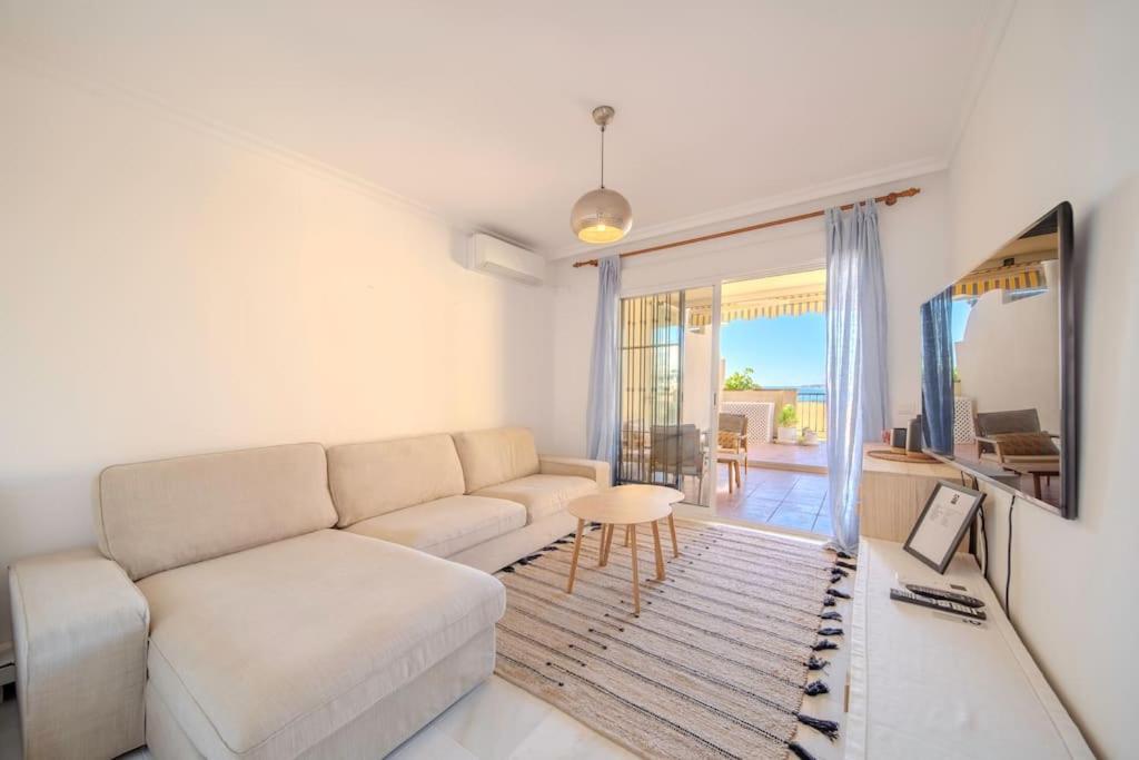 2 Bed Apartment, Big Terrace, Pool, Views + Beach! * Benalmádena