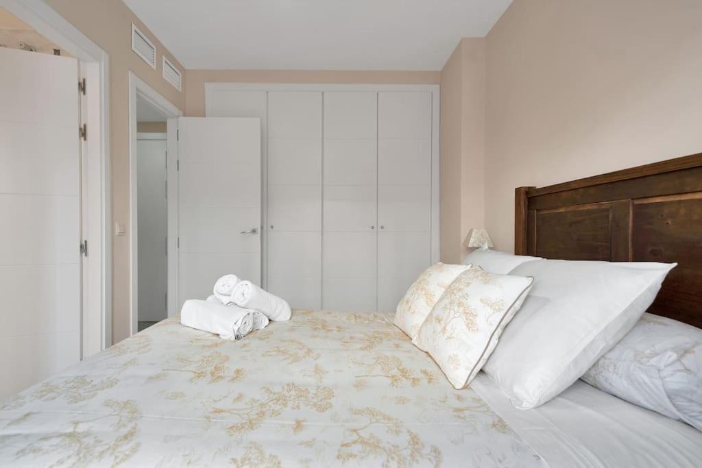 Con Terraza Y Piscina En Puerto Marina - Mistral Apartment