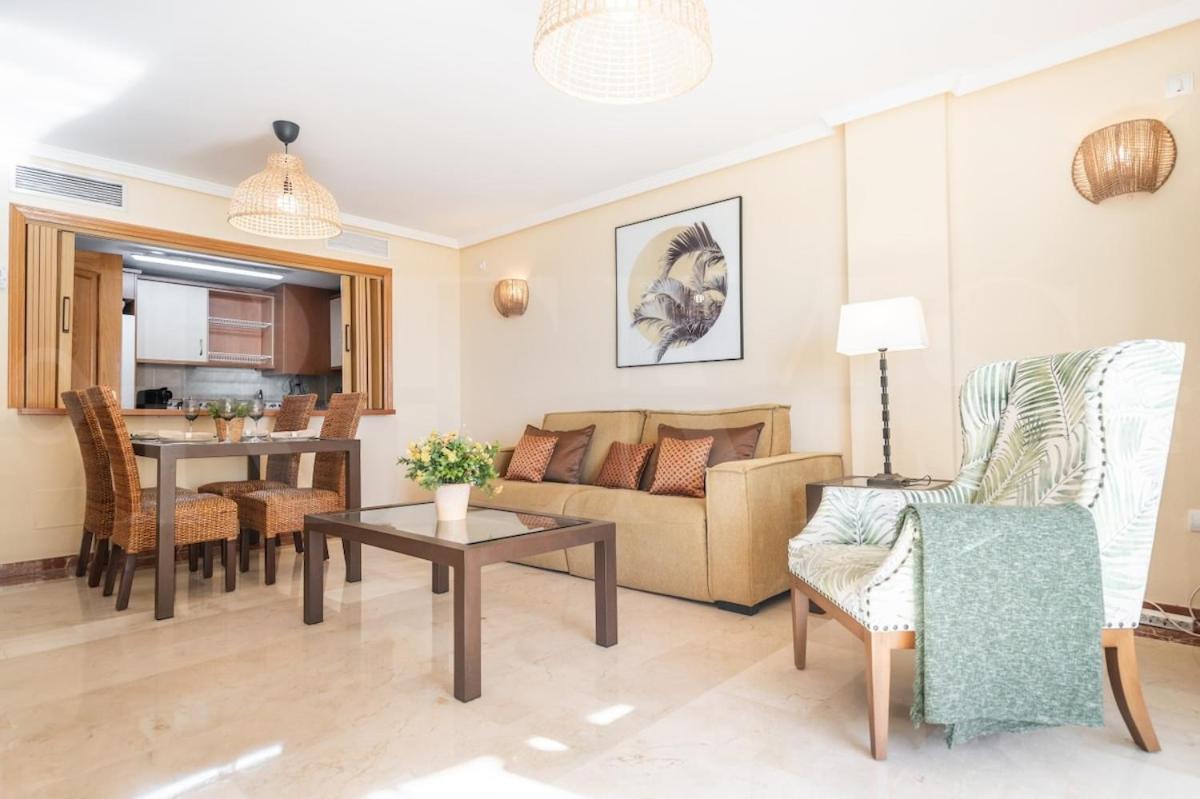 Apartment Cozy Getaway With Pool, Close To The By Rems