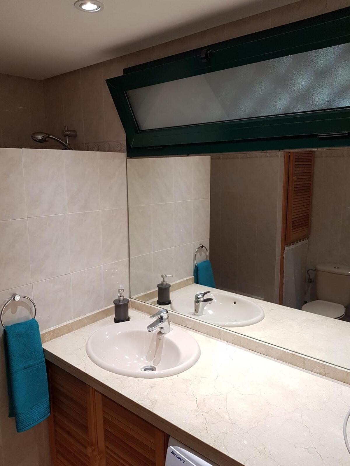 Peaceful 1br Getaway - Walk To And Train Apartment