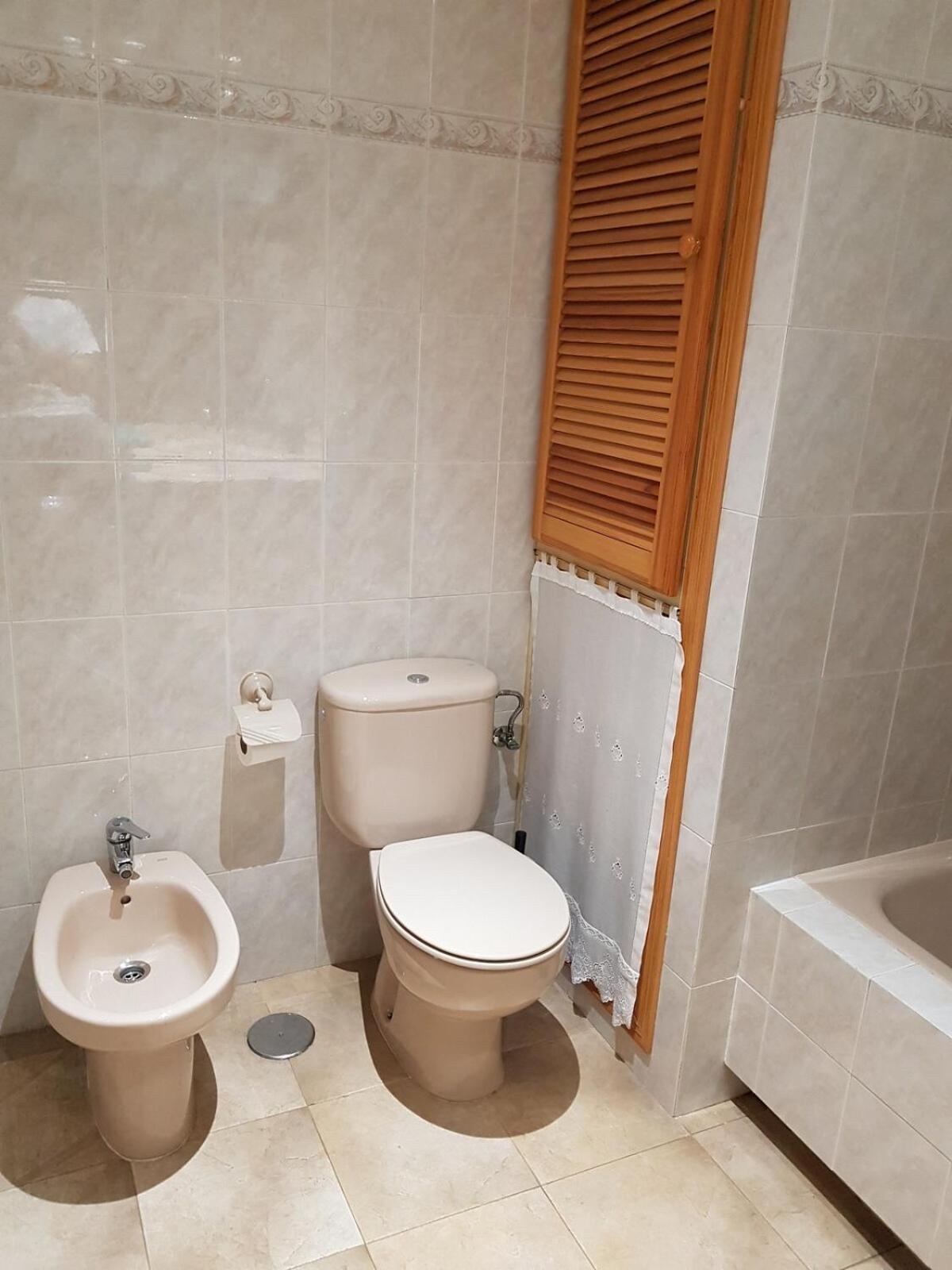 Peaceful 1br Getaway - Walk To And Train Apartment *