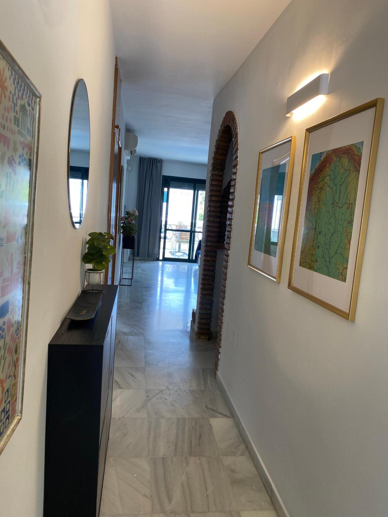 Peaceful 1br Getaway - Walk To And Train Apartment *