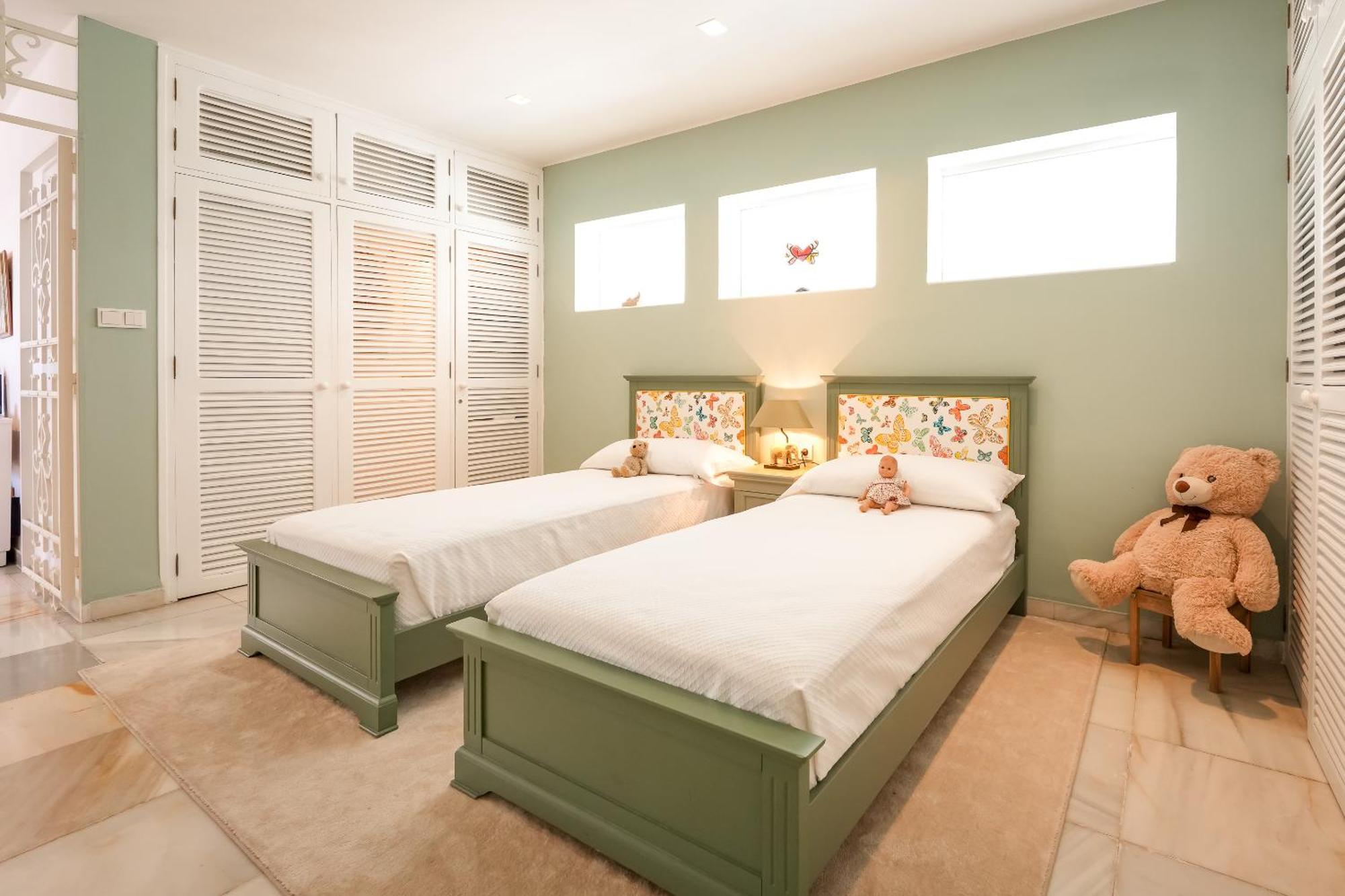 Villa 7,000 Sqm Luxurious With Panoramic Sea Views Multiple Gardens & Two Pools