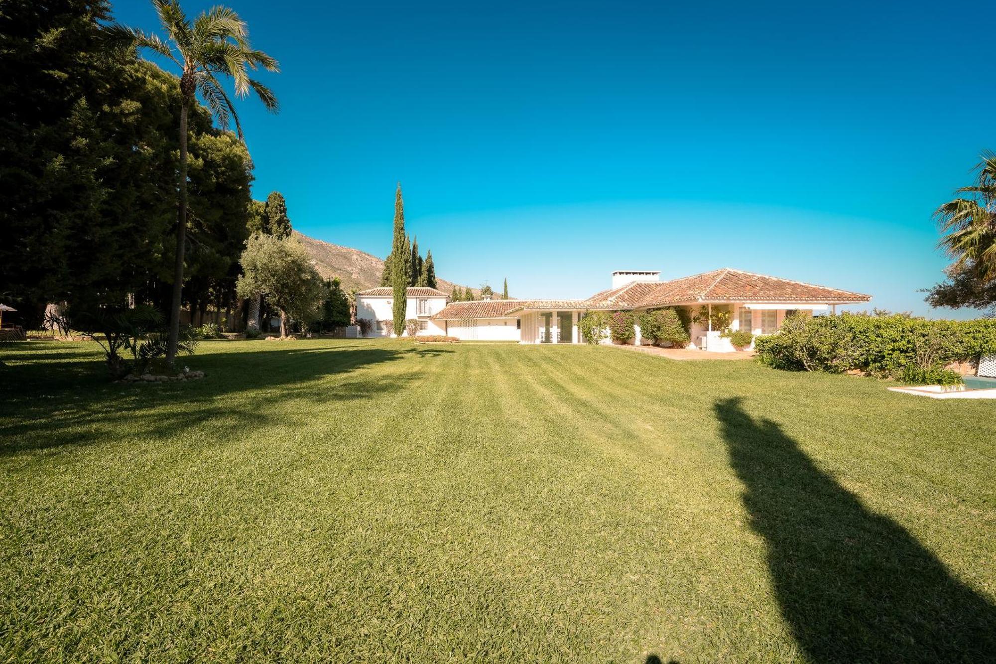 7,000 Sqm Luxurious With Panoramic Sea Views Multiple Gardens & Two Pools Villa *