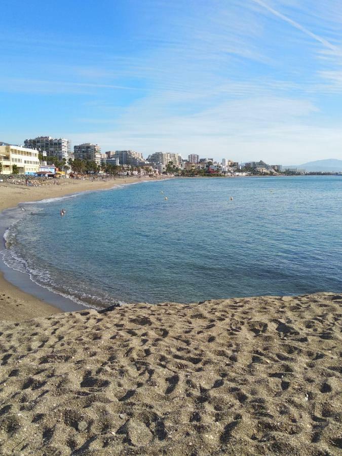 Ana Junto A La Playa