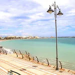1 Bed Garden Apt Sleeps 2, Parking, Next To Beach