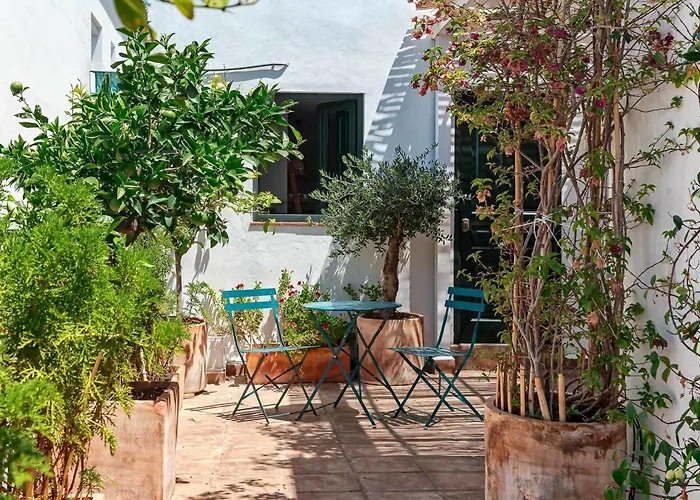 Lovely House In Peaceful Courtyard