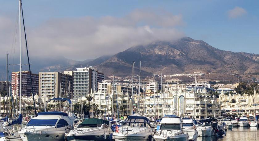First Line, To The Beach, 1 Bed , Sleeps Apartment *