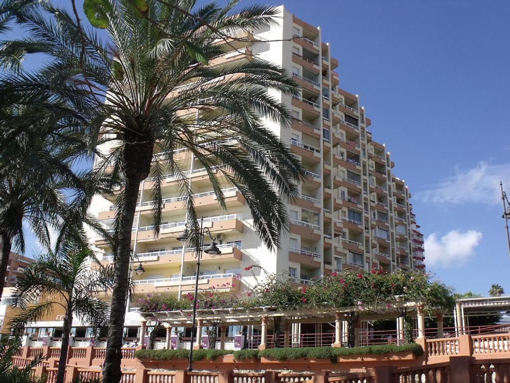 First Line, To The Beach, 1 Bed , Sleeps Apartment
