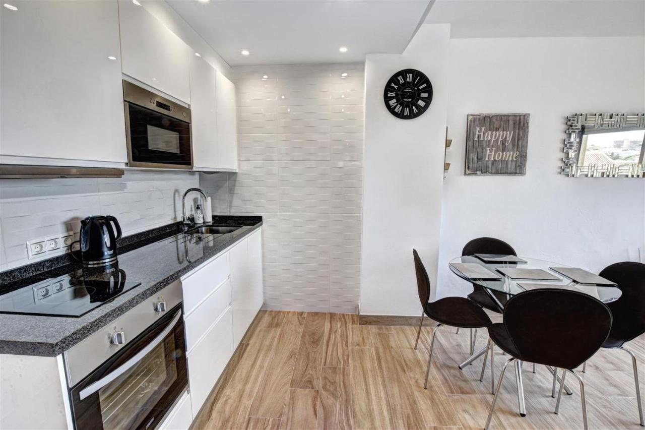 Benal Beach, Luxury Sea & Mountain View Beachside 1 Bedroom Apartment