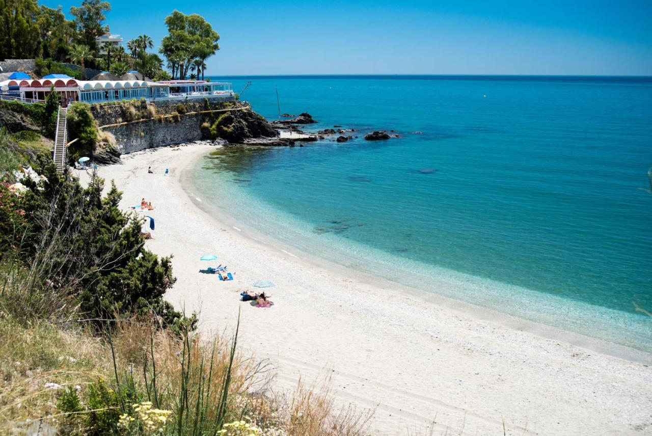 Benal Beach, Superb 2 Bedroom 2 Bathroom Front Sleeps 6 Benalmadena