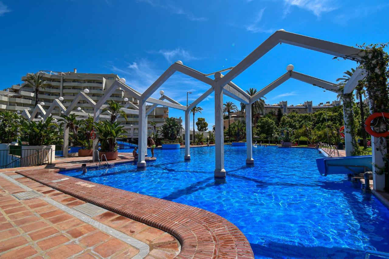 Benal Beach, Superb 2 Bedroom 2 Bathroom Front Sleeps 6 Benalmadena