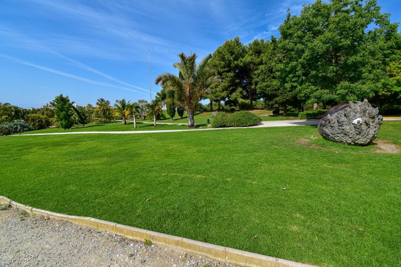 Benal Beach, Superb 2 Bedroom 2 Bathroom Front Sleeps 6 *