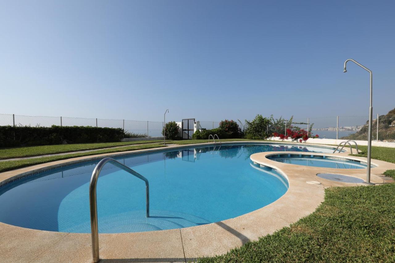 082 - Stunning Sea Views Beachfront Apartment *