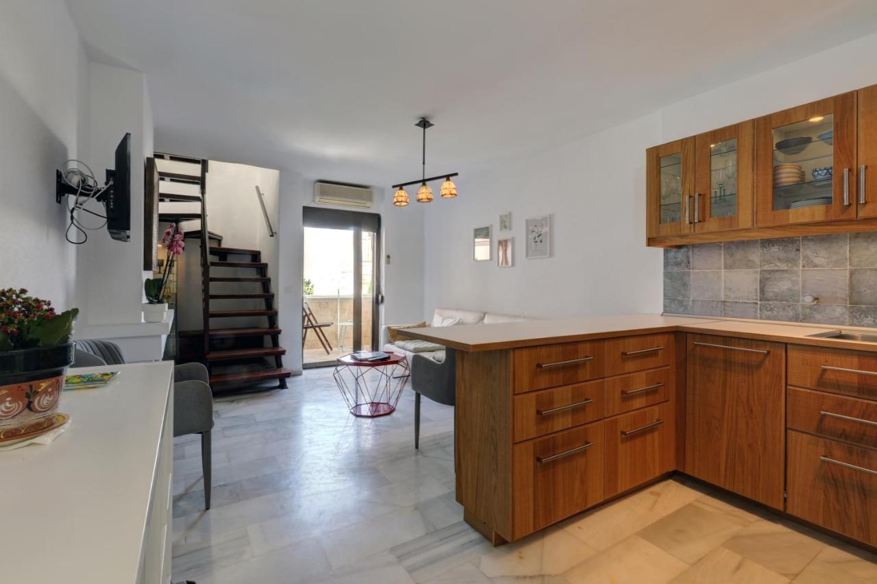 082 - Stunning Sea Views Beachfront Apartment *