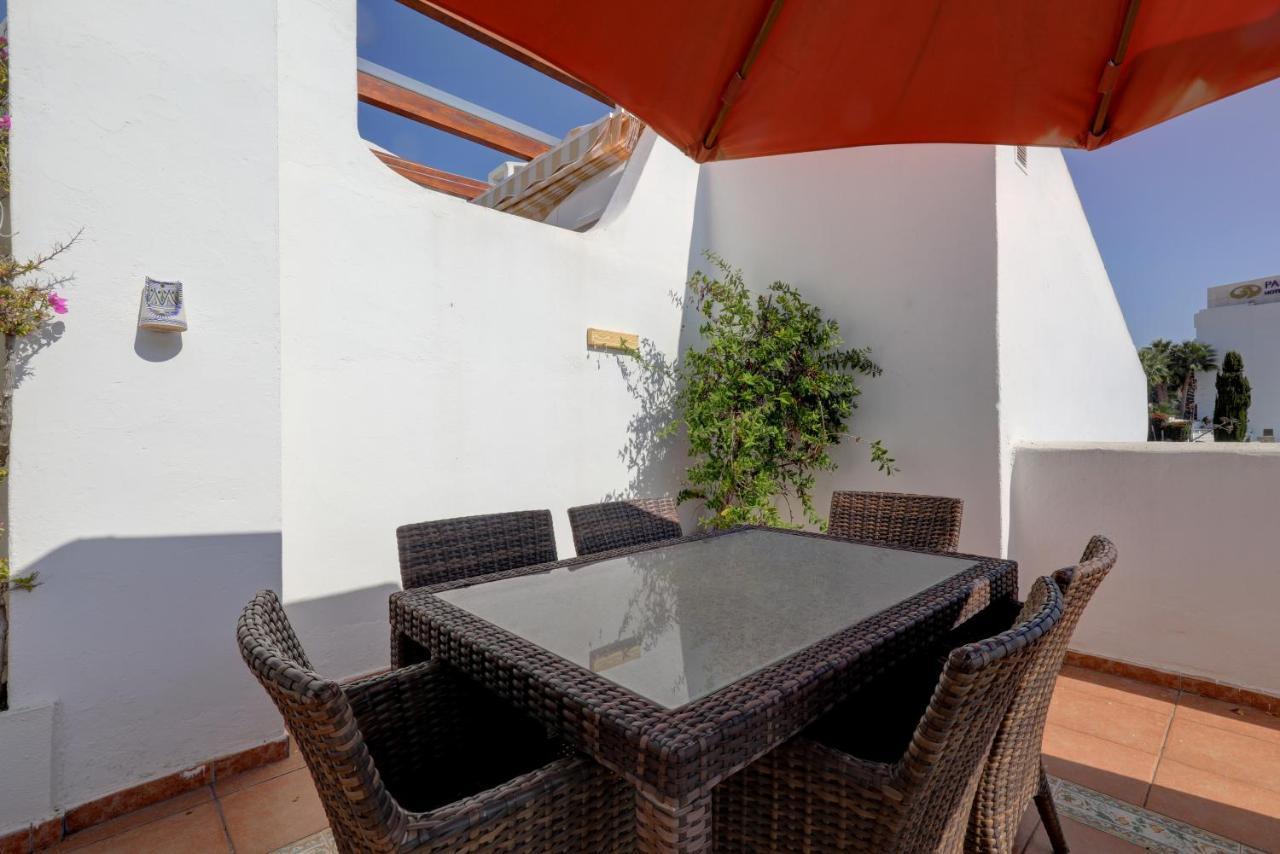 082 - Stunning Sea Views Beachfront Apartment *