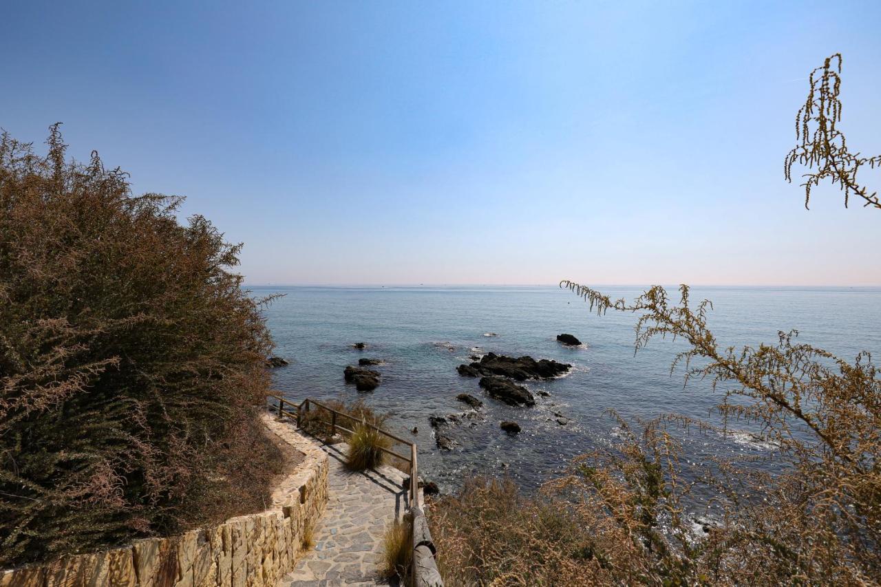 082 - Stunning Sea Views Beachfront *