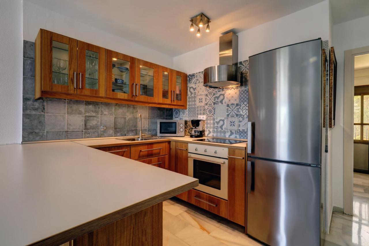 082 - Stunning Sea Views Beachfront Apartment *