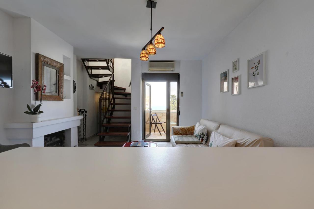 082 - Stunning Sea Views Beachfront Apartment