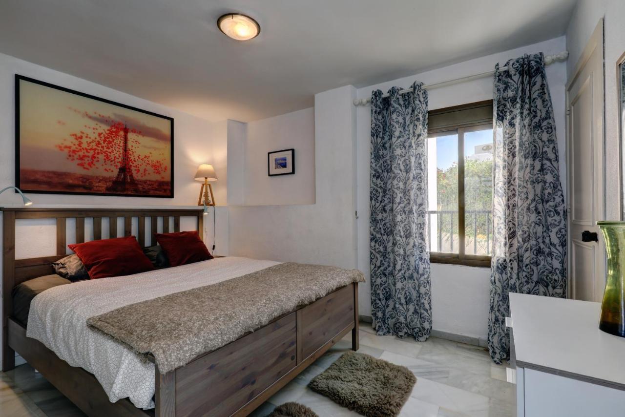 082 - Stunning Sea Views Beachfront Apartment