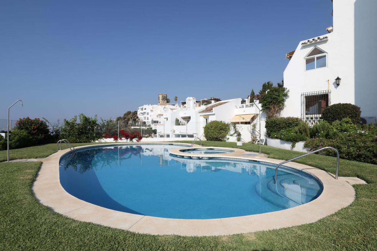 082 - Stunning Sea Views Beachfront Apartment
