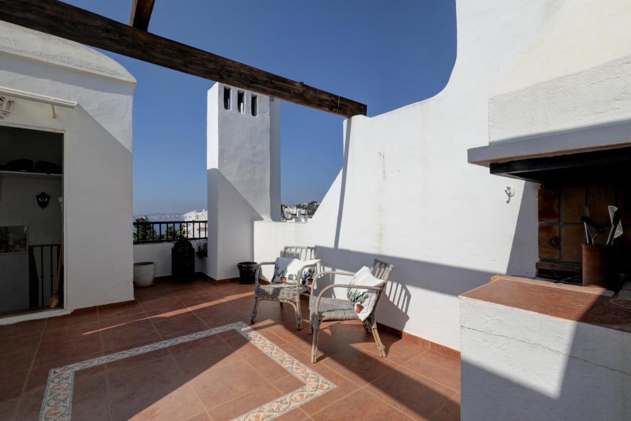 082 - Stunning Sea Views Beachfront *
