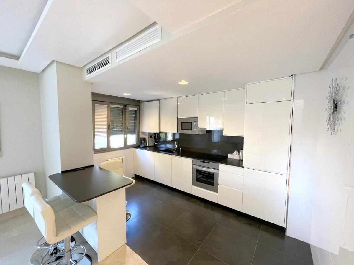 Apartment Brand New Modern 2 Bdrms Duplex Penthouse . Sea Views. 3 Min Walk To Beach!