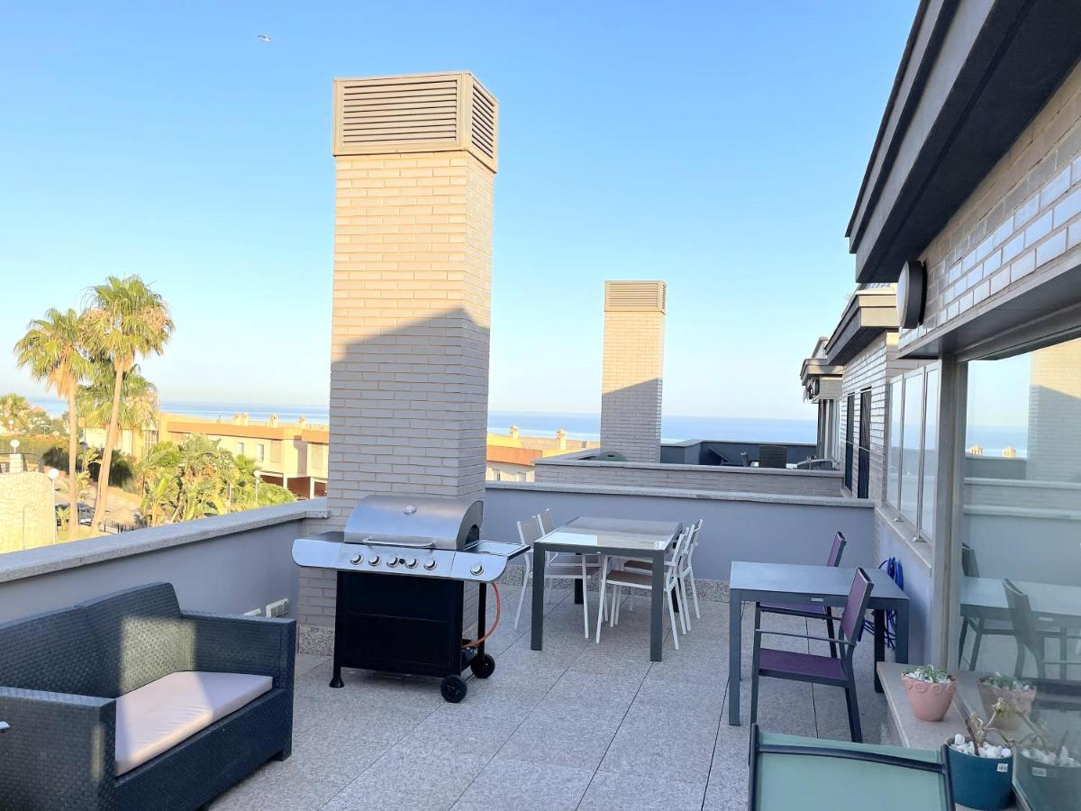 Apartment Brand New Modern 2 Bdrms Duplex Penthouse . Sea Views. 3 Min Walk To Beach! *