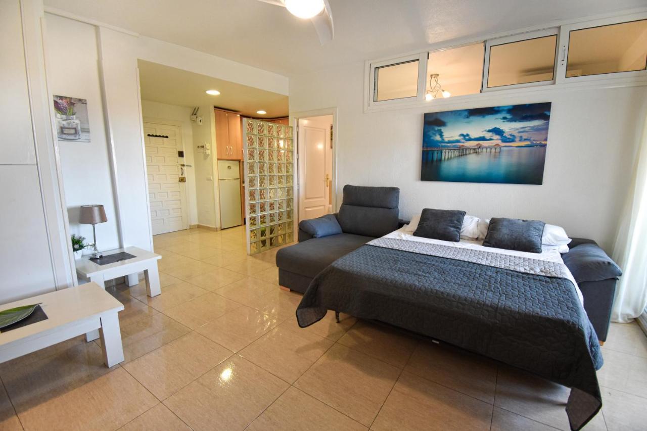 Benal Beach, Superb 2 Bedroom 2 Bathroom Front Sleeps 6 Apartment Benalmadena