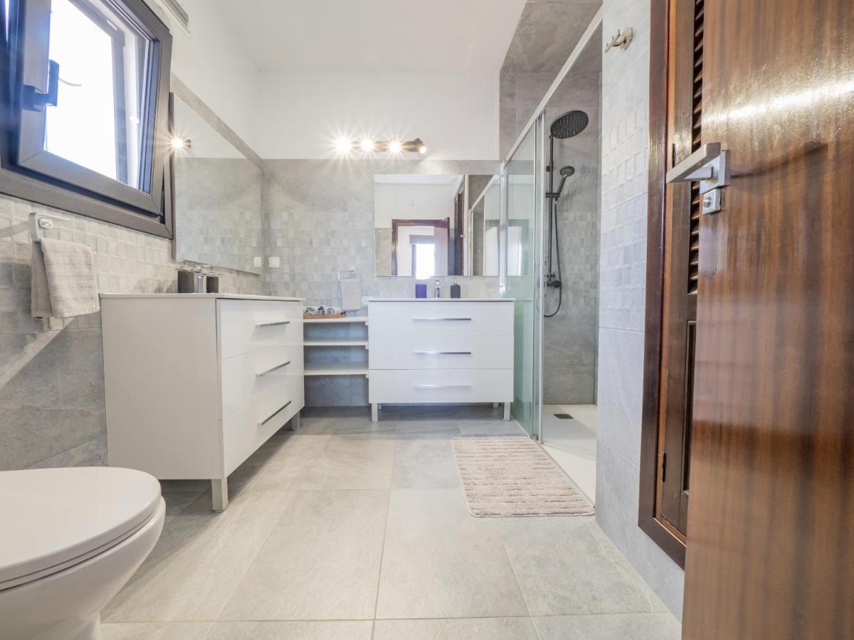 Cubo's Front Villa