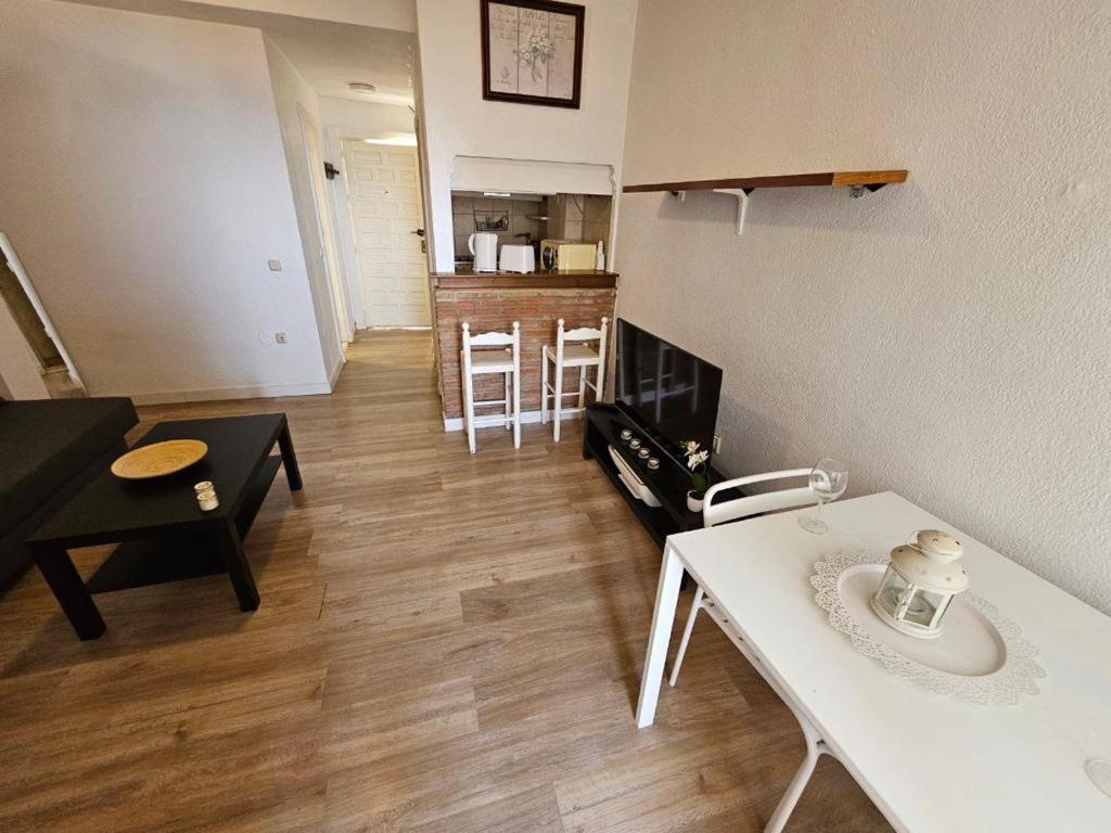 Aparthotel Fantastico Estudio En Benalbeach Con Vistas Al Mar *