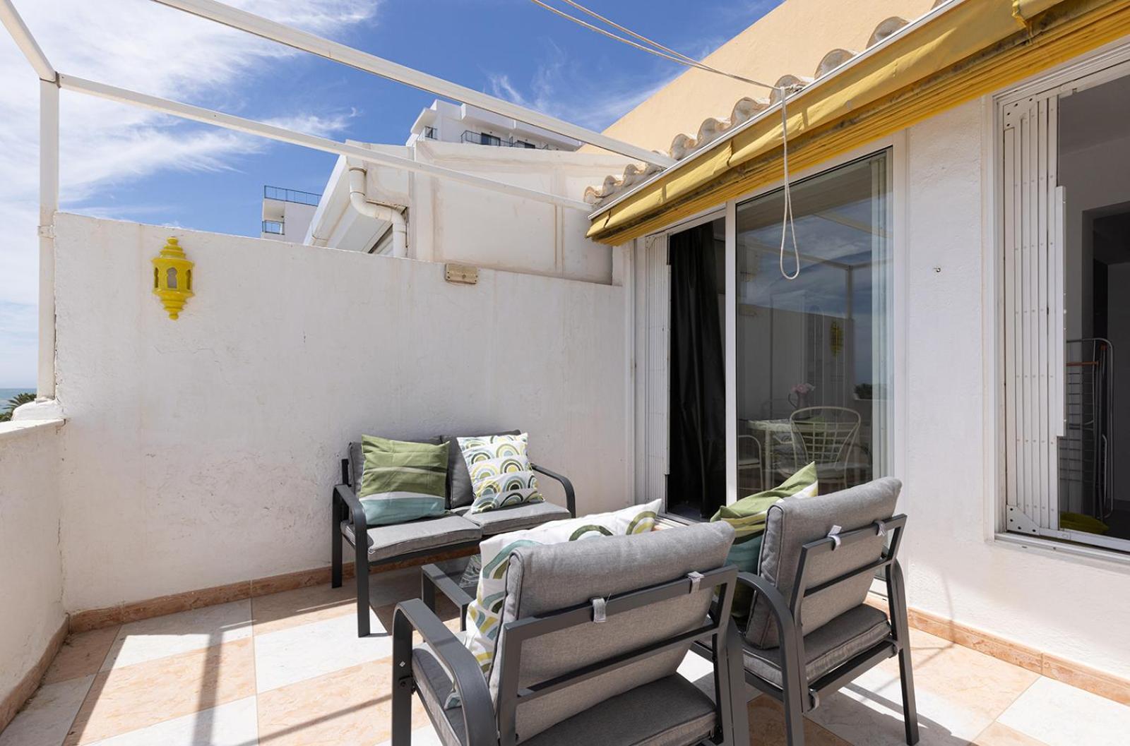 008 Plaza Ole Beachfront With Sea Views And Access Benalmadena