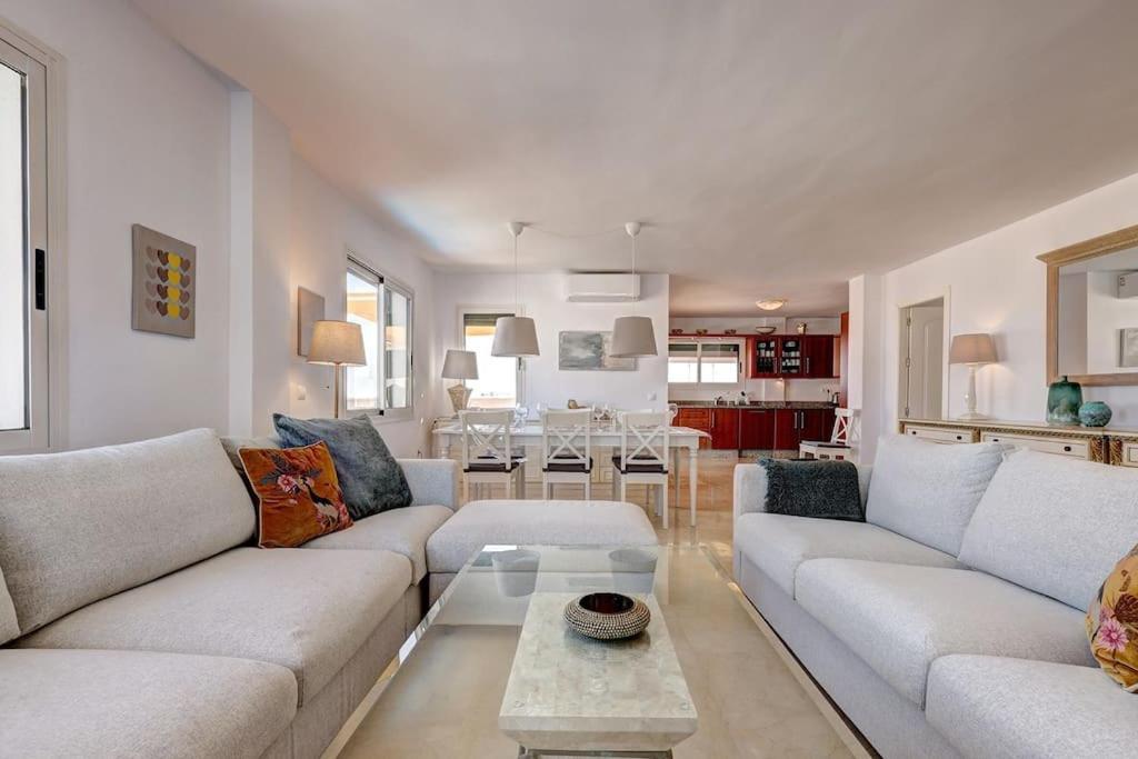 Spacious Penthouse With Spectacular Sea Views! *