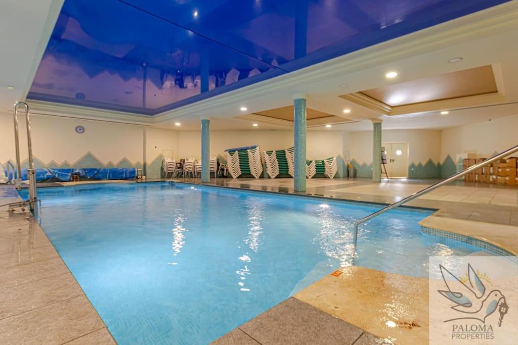 2 Bdr With Heated Pool & Jacuzzi Apartment *