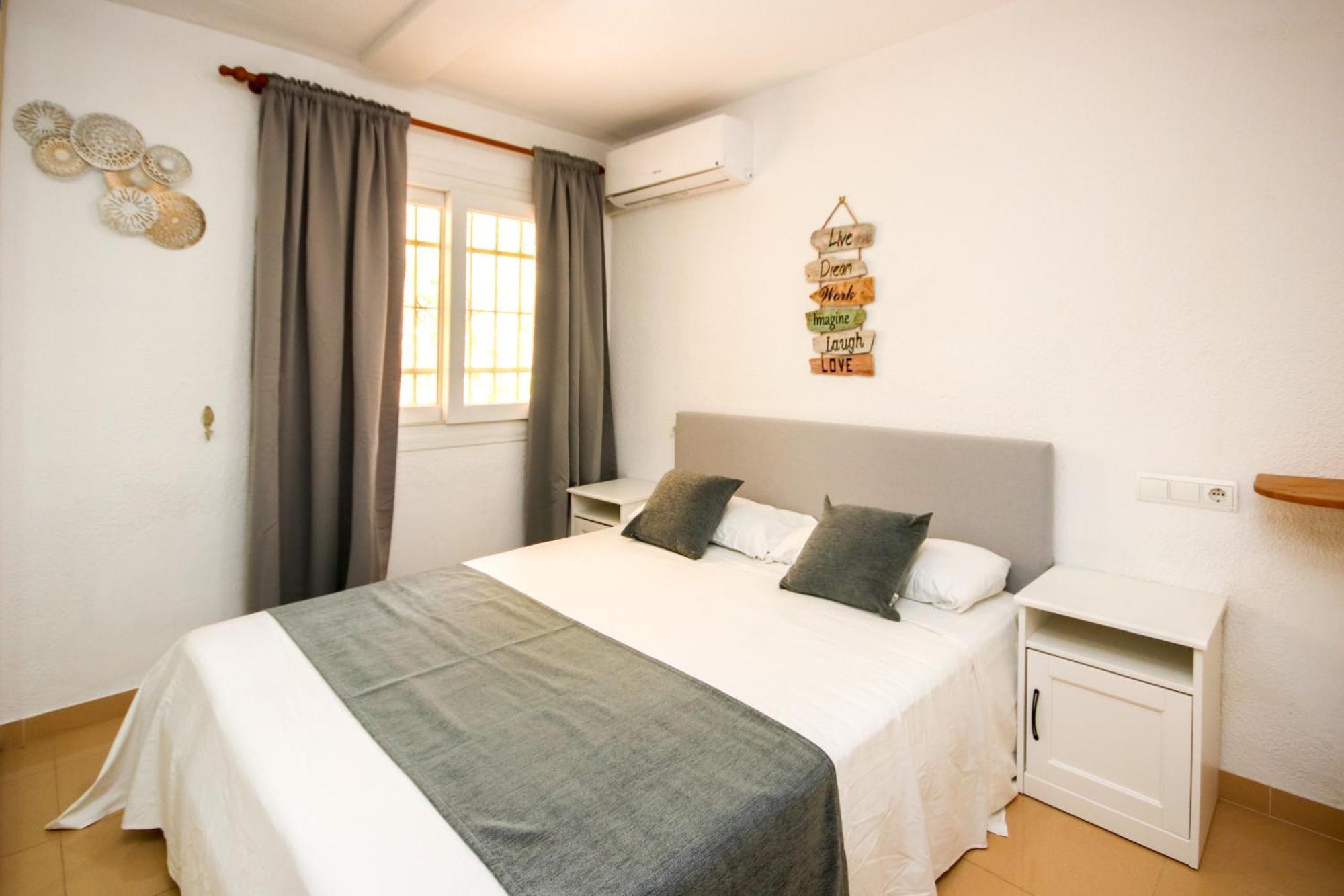 1 Bed Garden Sleeps 2, Parking, Next To Apartment *