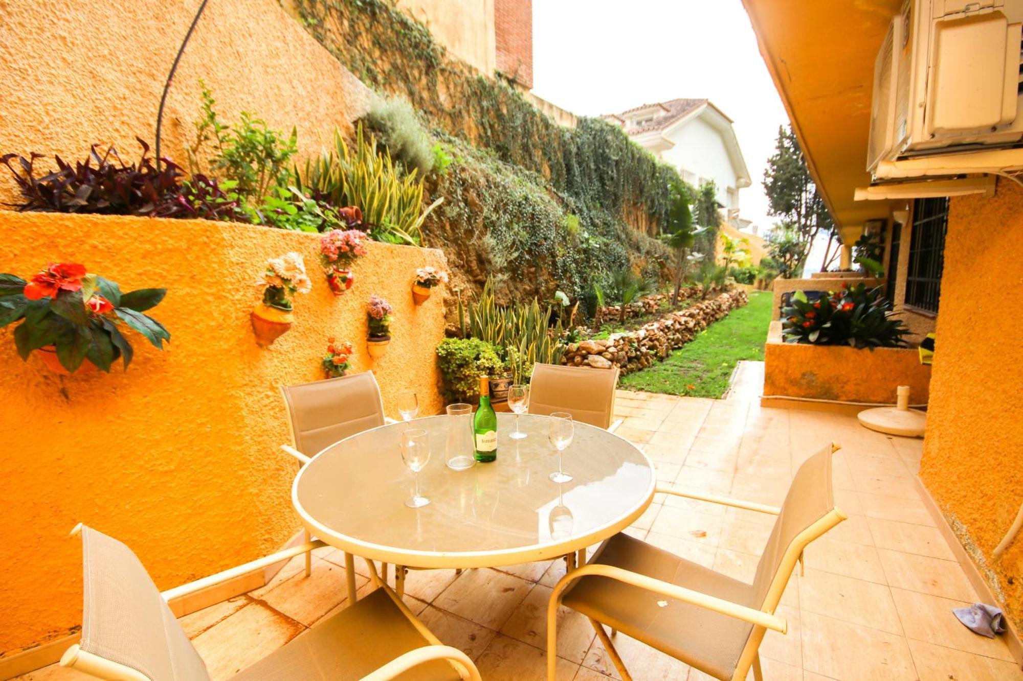 1 Bed Garden Sleeps 2, Parking, Next To Apartment *