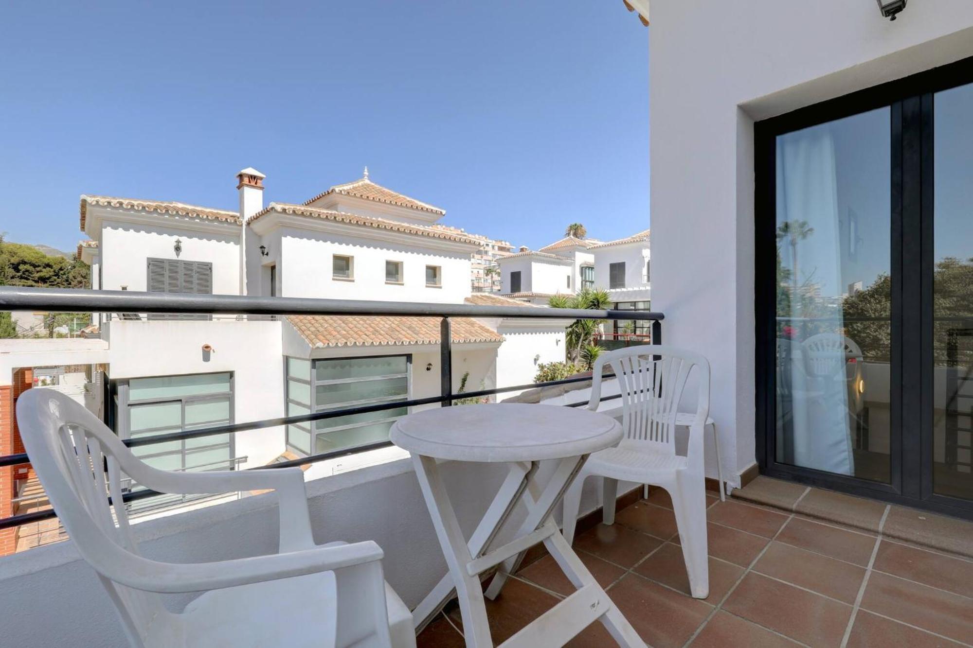 011 Bright And Spacious With Private Pool *