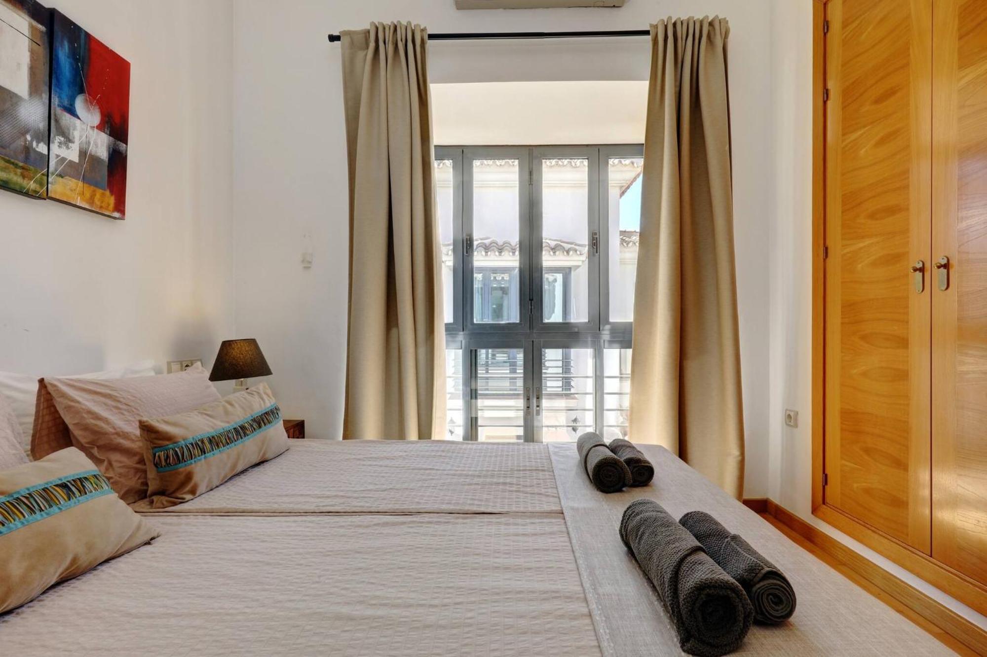 011 Bright And Spacious With Private Pool