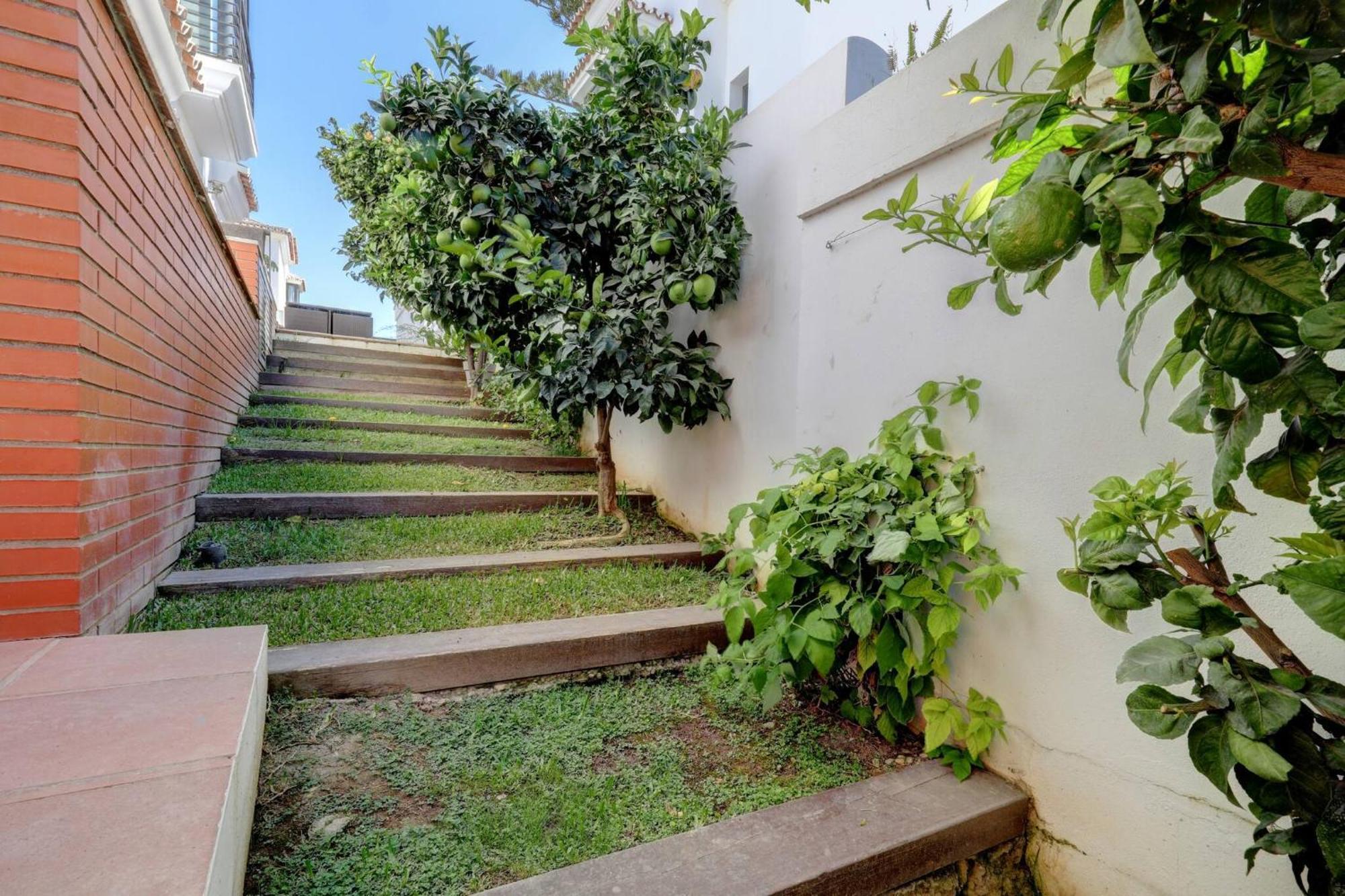 011 Bright And Spacious With Private Pool *