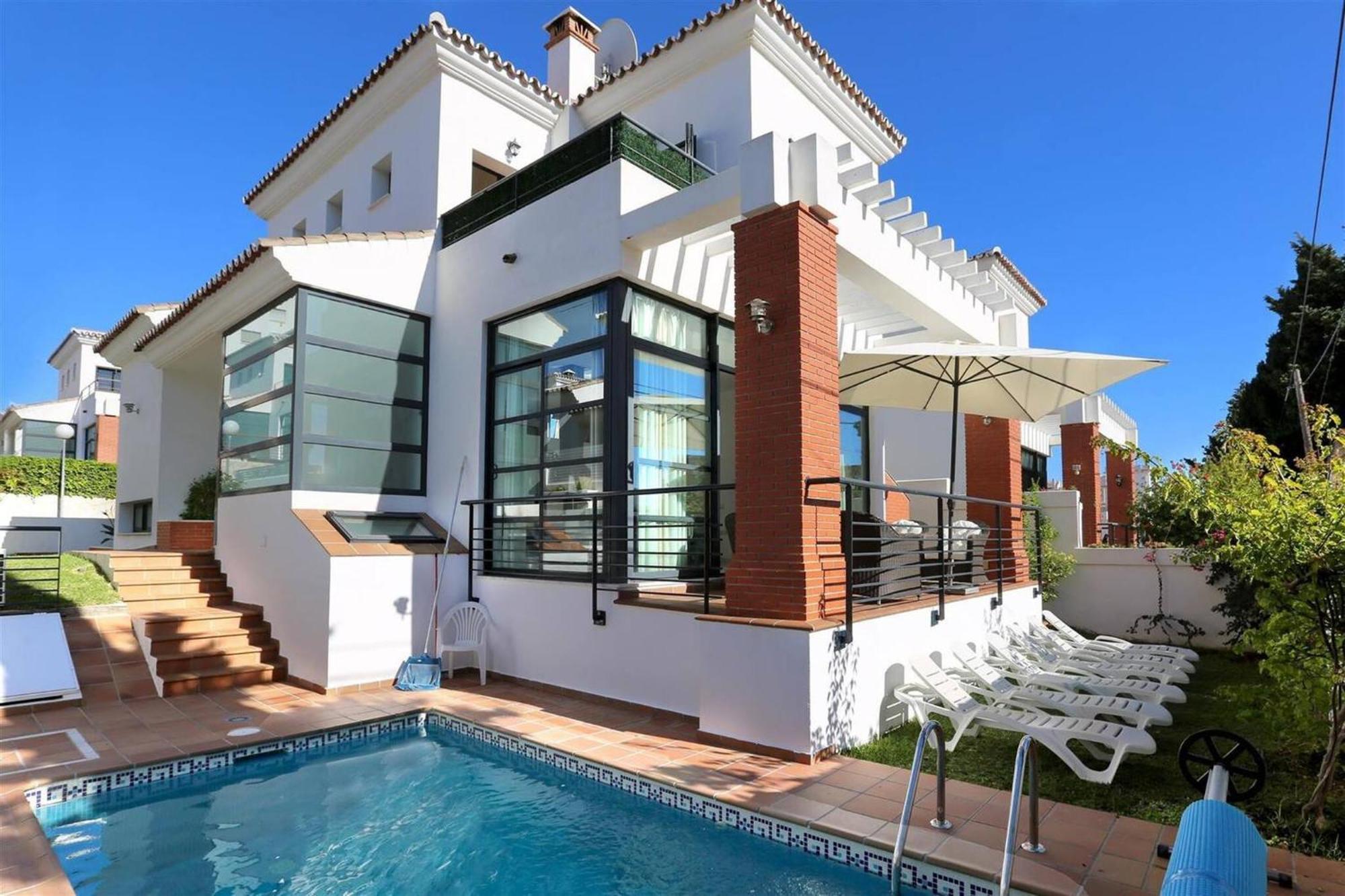 011 Bright And Spacious With Private Pool *