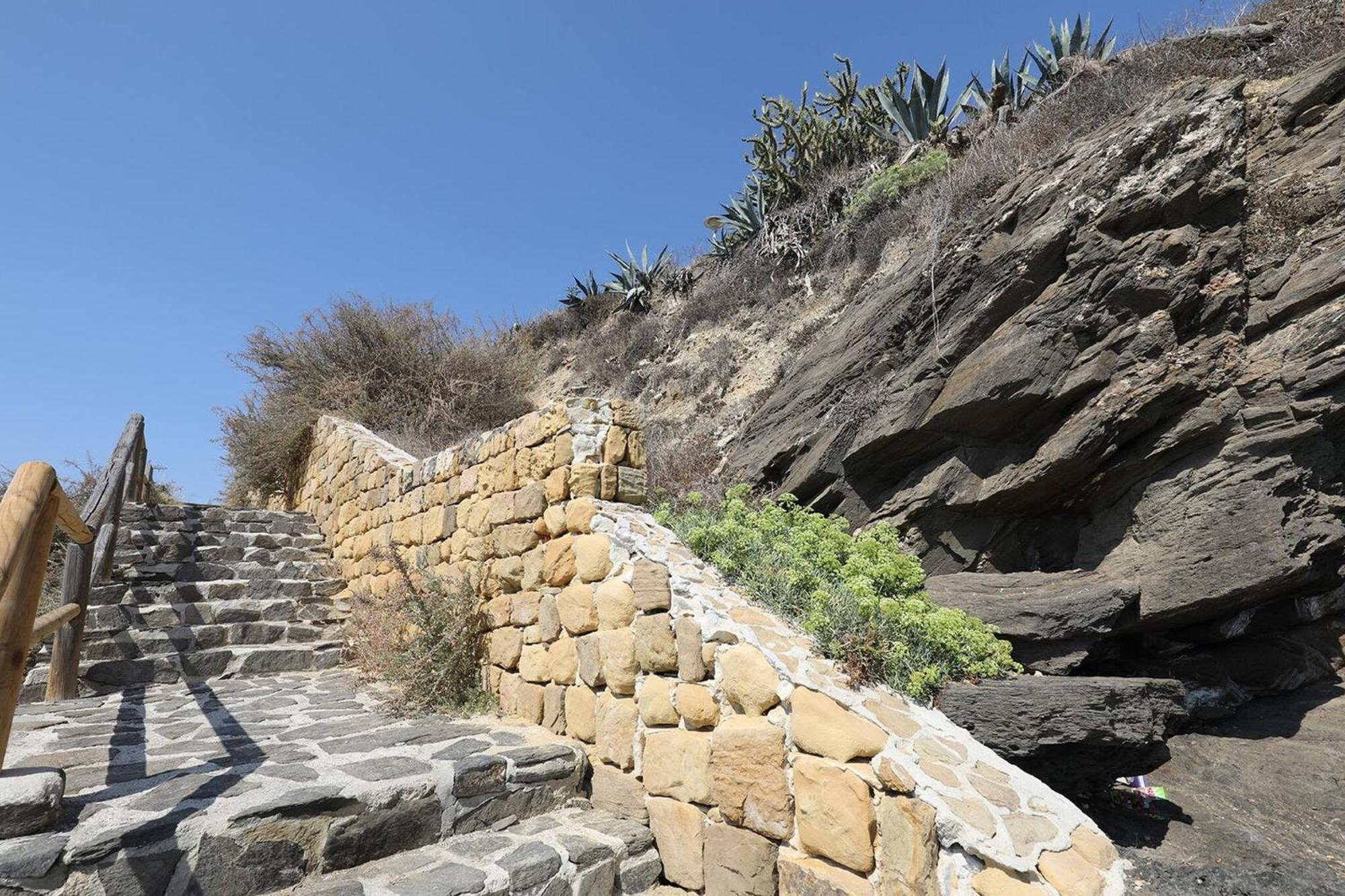 082 - Stunning Sea Views Beachfront Apartment