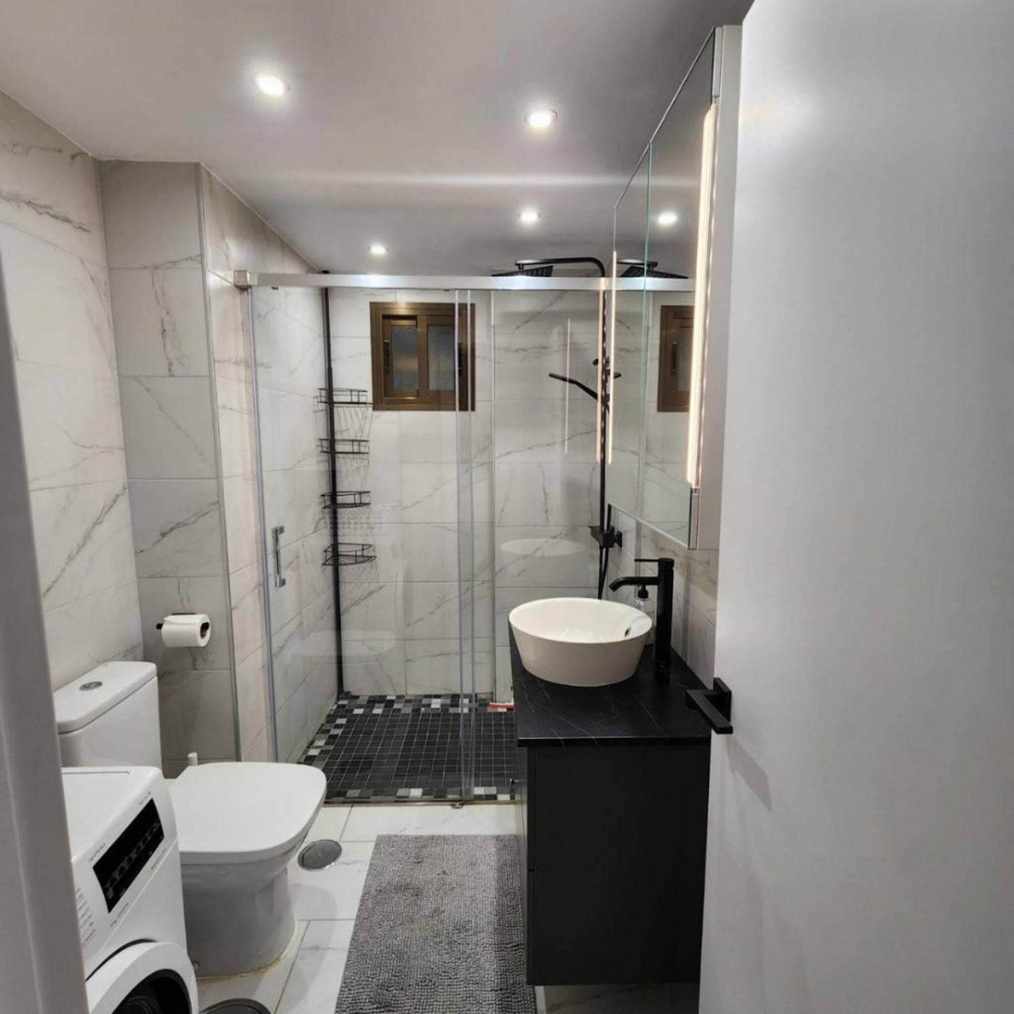 082 - Stunning Sea Views Beachfront Apartment *